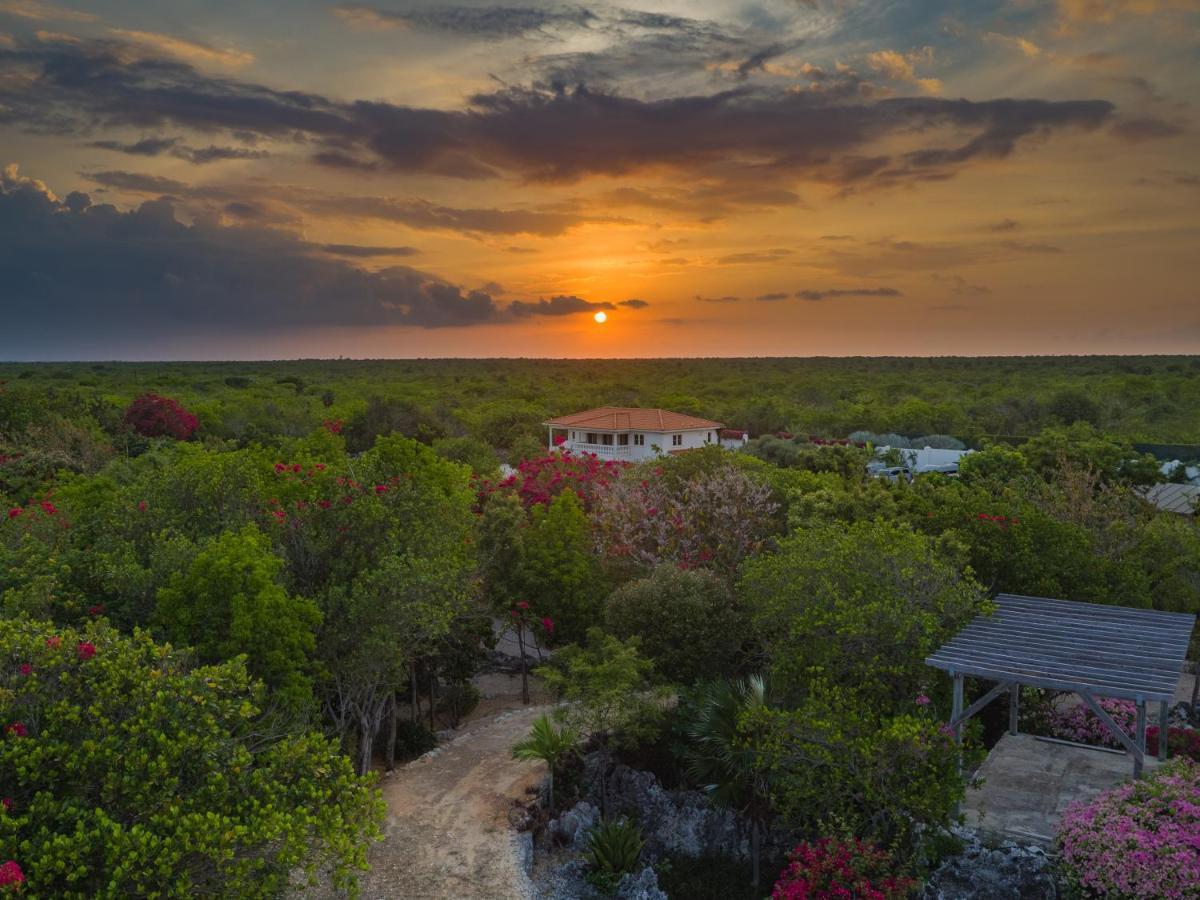 Le Soleil D'Or Hotel Cayman Brac Bagian luar foto